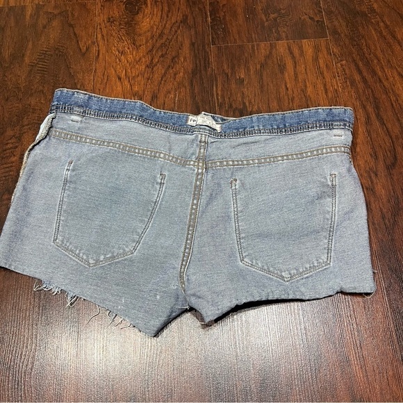 FREE PEOPLE distressed denim short shorts! Size 30 Great summer staple - Picture 8 of 10